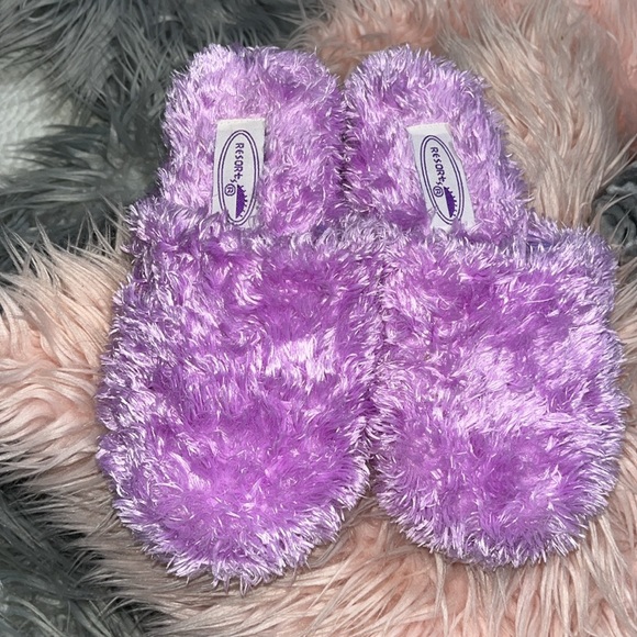 Resorts Purple Fluffy Slippers Womens 5/6 House Shoes Comfy Slip On - Picture 9 of 16